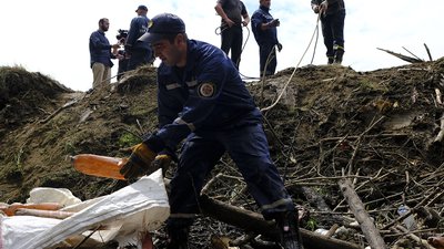 Рятувальники розчищають сміттєвий затор на річці Боржава Рятувальники розчищають сміттєвий затор на річці Боржава