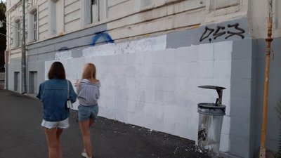 Графіті у центрі Харкова: хто відмиватиме стіну на вулиці Сумській Графіті у центрі Харкова: хто відмиватиме стіну на вулиці Сумській