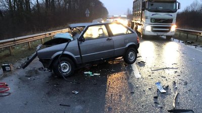 У селі неподалік Львова зіткнулись дві автівки: загинула 57-річна жінка