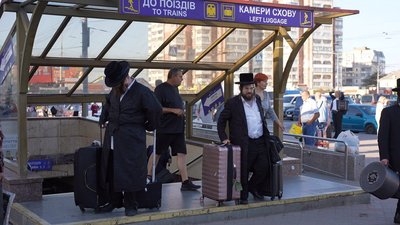 10 вересня до Вінниці транзитом до Умані прибули понад 300 паломників-хасидів