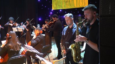 Музиканти "GosOrchestra" зіграли концерт у Франківську. Частину грошей за продані квитки віддадуть ЗСУ