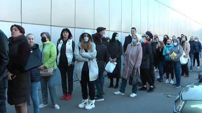 У перший день "червоної" зони біля центрів вакцинації у Запоріжжі утворились черги