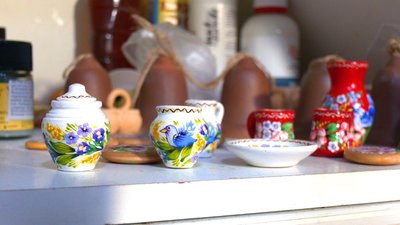 Розписує дерев'яні та глиняні вироби: як вінницька мисткиня допомагає оборонцям Розписує дерев'яні та глиняні вироби: як вінницька мисткиня допомагає оборонцям