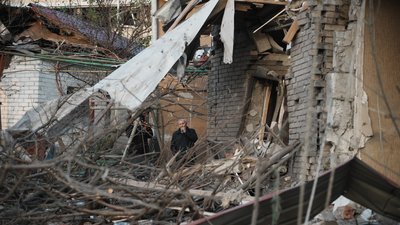 чоловік на місці удару по новобаварському району