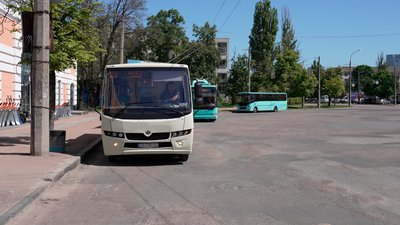 Маршрутки в Чернігові: автобус стоїть на зупинці громадського транспорту 1 травня 2024-го