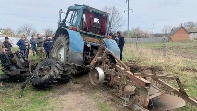 На Макарівщині трактор підірвався на міні