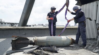 З даху дев'ятиповерхівки у Харкові зняли 500-кілограмову російську авіабомбу: фото З даху дев'ятиповерхівки у Харкові зняли 500-кілограмову російську авіабомбу: фото