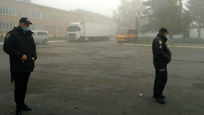 У масках та з витриманою дистанцією: як голосують волинянин у місті та селі У масках та з витриманою дистанцією: як голосують волинянин у місті та селі