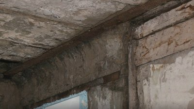 "Зверталася двічі до мерії – приїжджають, латають і все". У Дніпрі понад 10 років тече дах в багатоквартирному будинку "Зверталася двічі до мерії – приїжджають, латають і все". У Дніпрі понад 10 років тече дах в багатоквартирному будинку