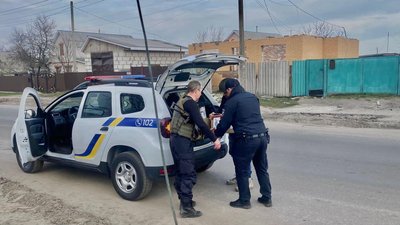 Прикарпатські поліцейські доправили на Київщину гуманітарну допомогу Прикарпатські поліцейські доправили на Київщину гуманітарну допомогу