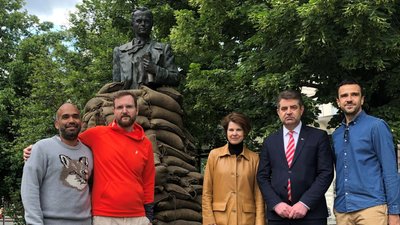 Як у Києві та Одесі: пам'ятник Шевченку в Празі "захистили" мішками