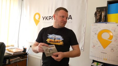 В Івано-Франківську біля Головпоштамту — черги людей. Усі хочуть придбати нову марку В Івано-Франківську біля Головпоштамту — черги людей. Усі хочуть придбати нову марку