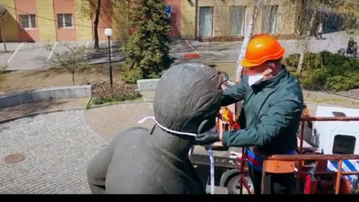 У Дніпрі одягли маску на пам’ятник почесному громадянину міста