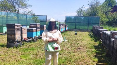 Пасічниця з Тернопільщини навчилася самостійно доглядати за бджолами Пасічниця з Тернопільщини навчилася самостійно доглядати за бджолами