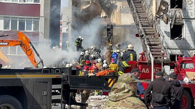 В Умані на Черкащині під час масованого обстрілу влучили у багатоповерхівку. Що відомо В Умані на Черкащині під час масованого обстрілу влучили у багатоповерхівку. Що відомо