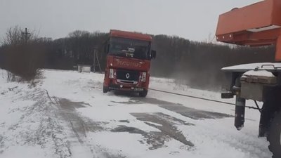 Рятувальники Хмельниччини за день двічі витягували вантажівки зі снігових заметів