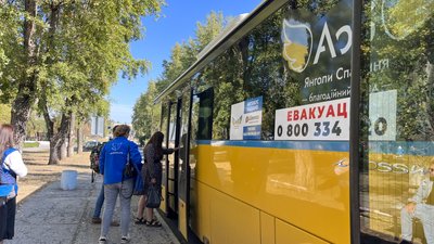 "Швидка" не приїжджає, люди гинуть через артилерію та дрони. Мирноград приблизно за два кілометри від лінії фронту "Швидка" не приїжджає, люди гинуть через артилерію та дрони. Мирноград приблизно за два кілометри від лінії фронту