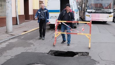 У центрі Чернівців колесо автомобіля провалилося у яму У центрі Чернівців колесо автомобіля провалилося у яму