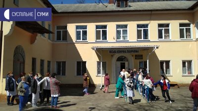 У Сумах мітингували медики лікарні №4 з вимогою виплатити кошти за роботу з хворими на коронавірус У Сумах мітингували медики лікарні №4 з вимогою виплатити кошти за роботу з хворими на коронавірус
