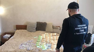 На Тернопільщині затримали братів за привласнення грошей, які збирали для бійців На Тернопільщині затримали братів за привласнення грошей, які збирали для бійців