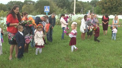 Навчатися прийшли шестеро учнів та семеро дошкільнят. Навчатися прийшли шестеро учнів та семеро дошкільнят.