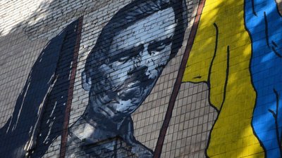 Нестор Махно з чорним та жовто-блакитним прапорами: у Запоріжжі з’явився новий мурал Нестор Махно з чорним та жовто-блакитним прапорами: у Запоріжжі з’явився новий мурал