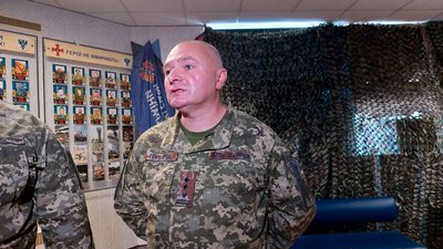 У Чернігові дітям загиблих бійців вручили іменні кулони "Батьківське серце" У Чернігові дітям загиблих бійців вручили іменні кулони "Батьківське серце"