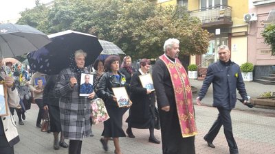 В Івано-Франківську урочистою ходою відкрили пам'ятник загиблим героям України В Івано-Франківську урочистою ходою відкрили пам'ятник загиблим героям України