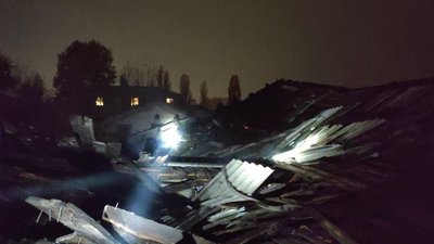 У Сумах вночі горіла триповерхова покинута будівля на Привокзальній У Сумах вночі горіла триповерхова покинута будівля на Привокзальній