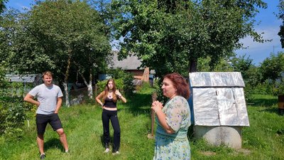 Ірина Зуб (справа) розповідає про гуску Ірина Зуб (справа) розповідає про гуску