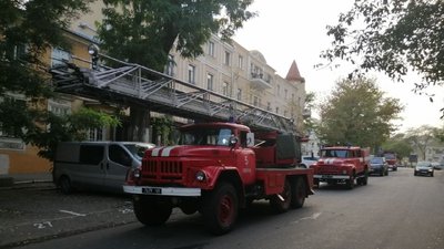 У центрі Одеси зайнялася квартира: власника житла врятували пожежники