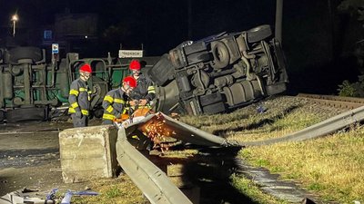 На черкаській дамбі перекинулась вантажівка з молоком. Водій у лікарні