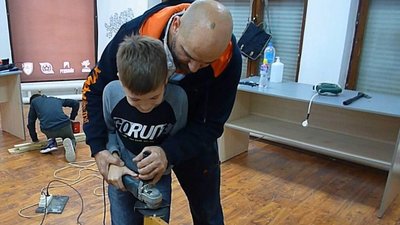 «Мудрий тесля». У Кривому Розі хлопчиків безкоштовно вчать майструвати. РЕПОРТАЖ