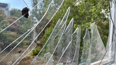 "Гупнуло так, що аж мову відібрало". Жителі Херсона про атаку Центрального району