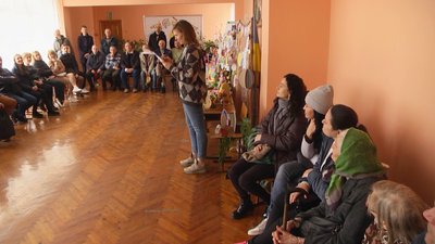 На фото люди з порушеннями слуху, які прийшли на зустріч за безоплатною юридичною і психологічною консультацією. На фото люди з порушеннями слуху, які прийшли на зустріч за безоплатною юридичною і психологічною консультацією.