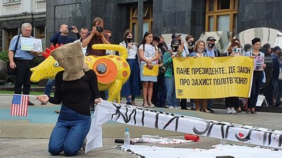 "Життя заручників Кремля — не іграшки": під ОП влаштували акцію на підтримку політв’язнів "Життя заручників Кремля — не іграшки": під ОП влаштували акцію на підтримку політв’язнів