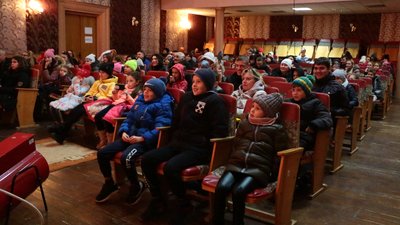 Актори чернівецького театру грають безкоштовні вистави для дітей вимушених переселенців. Програма Актори чернівецького театру грають безкоштовні вистави для дітей вимушених переселенців. Програма