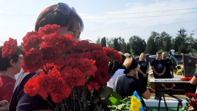 Покинув все і пішов на фронт добровольцем – у Житомирі попрощалися із загиблим військовим Віктором Перепелицею Покинув все і пішов на фронт добровольцем – у Житомирі попрощалися із загиблим військовим Віктором Перепелицею