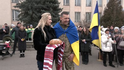 Після трьох років у російському полоні на Рівненщину повернувся полковник Олександр Тимощук Після трьох років у російському полоні на Рівненщину повернувся полковник Олександр Тимощук