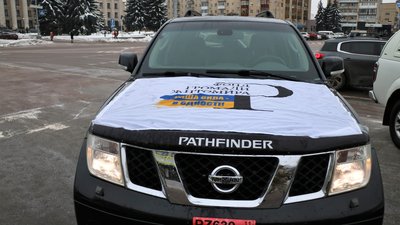 У День ЗСУ військовим для потреб фронту житомирські волонтери передали два авто У День ЗСУ військовим для потреб фронту житомирські волонтери передали два авто