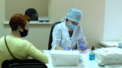 У Житомирі працівники місцевого ФК "Полісся" разом із тренером команди прийшли здавати кров У Житомирі працівники місцевого ФК "Полісся" разом із тренером команди прийшли здавати кров