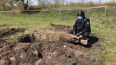 На околиці села на Донеччині знайшли авіабомбу часів Другої світової