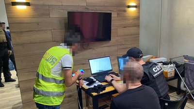 У Києві виявили серверний центр, який РФ використовувала для кібератак проти України У Києві виявили серверний центр, який РФ використовувала для кібератак проти України