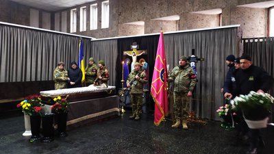 Дружина Геннадія Погорелкіна приїхала на похорон з Польщі. Дружина Геннадія Погорелкіна приїхала на похорон з Польщі.