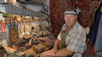 Виготовляє квіти й композиції з металу. Геннадій Сметанко. СУСПІЛЬНЕ | ЛЮДИ