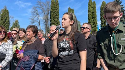 Посестра загиблих героїв з позивним "Ластівка" Посестра загиблих героїв з позивним "Ластівка"