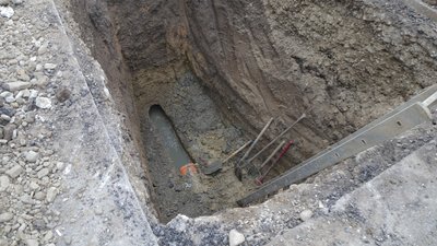 За день — три котловани. У Чернівцях розрили вулицю з аварійними мережами