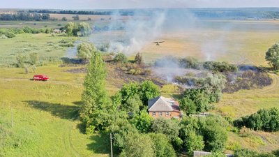 Пожежі в полях на Харківщині: рятувальники захистили від вогню три будинки