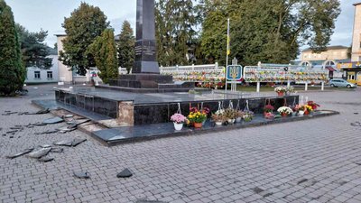 Пошкодили обеліск у Володимирі, знищили клумби в центрі Володимира, акт вандалізму
