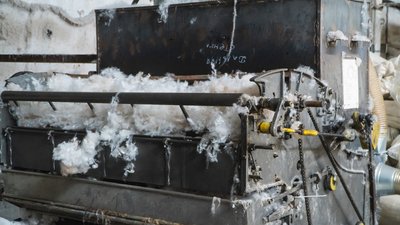 У Дніпрі в одному з цехів виготовляють утеплювачі для військової форми
